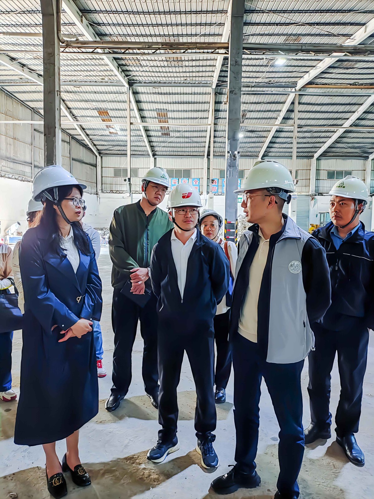 南寧市市政和園林管理局副局長、二級調(diào)研員劉海榮帶隊到華威公司龍華施工和裝修廢棄物處置項目調(diào)研建筑廢棄物資源化處置利用情況 (2)(1).jpg